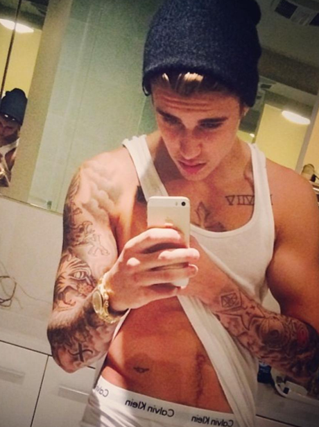 Justin bieber shirtless selfie