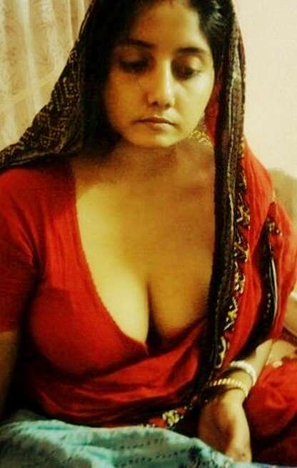 Desi aunty srips saree nude image