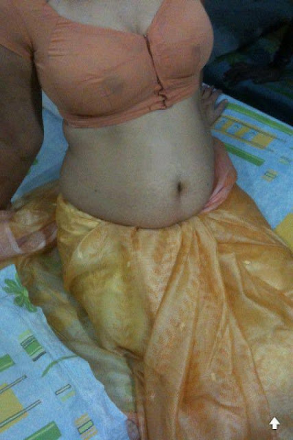 Aunty saree droped and showing clavge pic