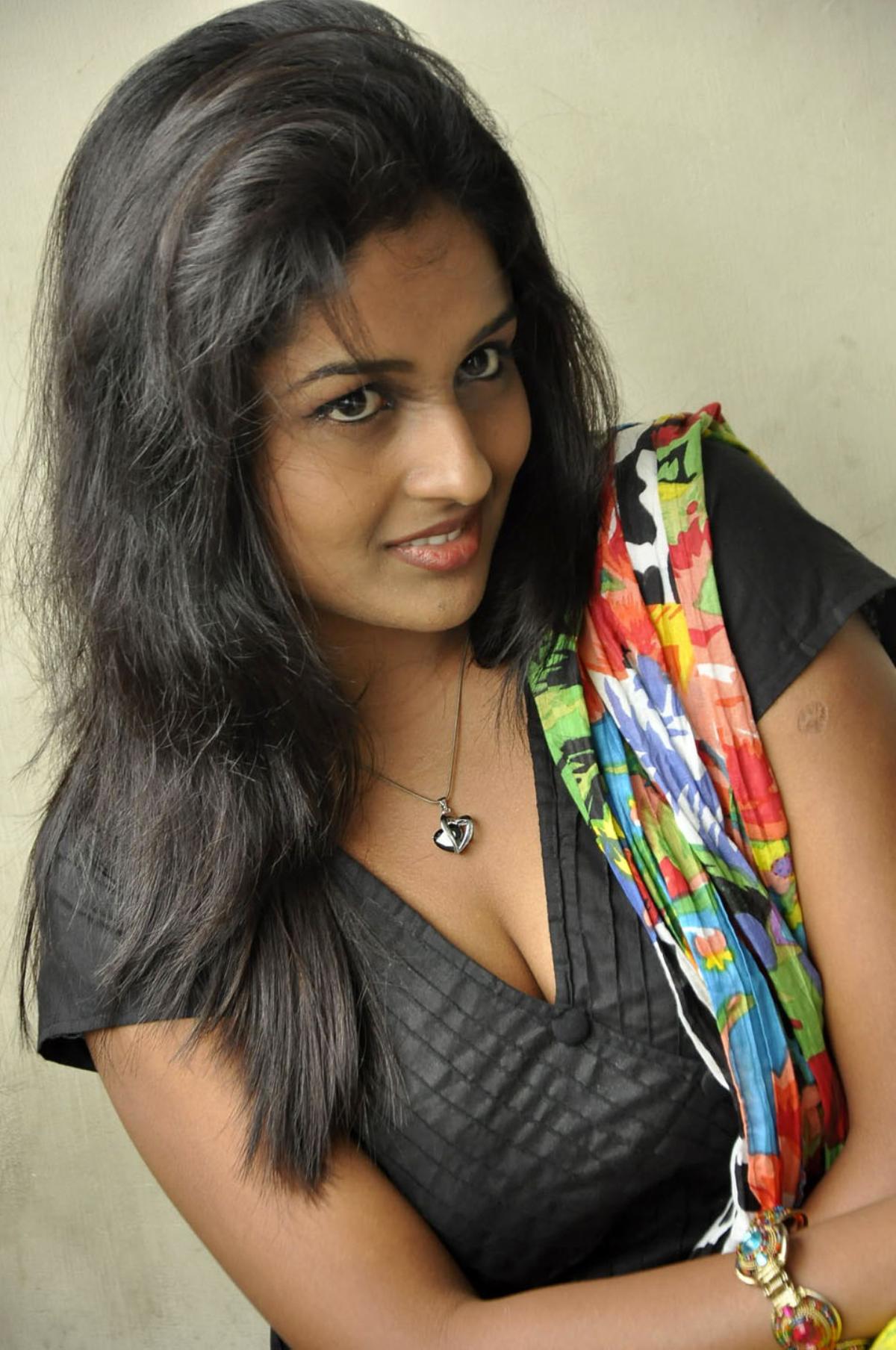 Mallu actress cleavages gallery