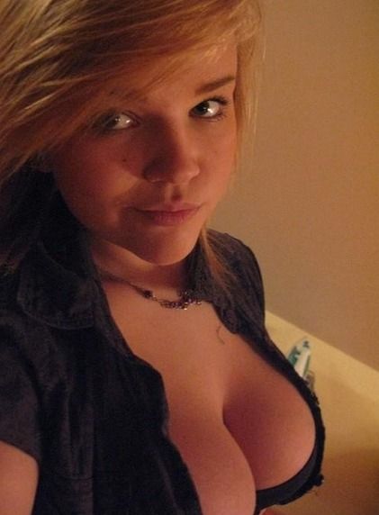 Gorgeous blonde teen girl cleavage selfie